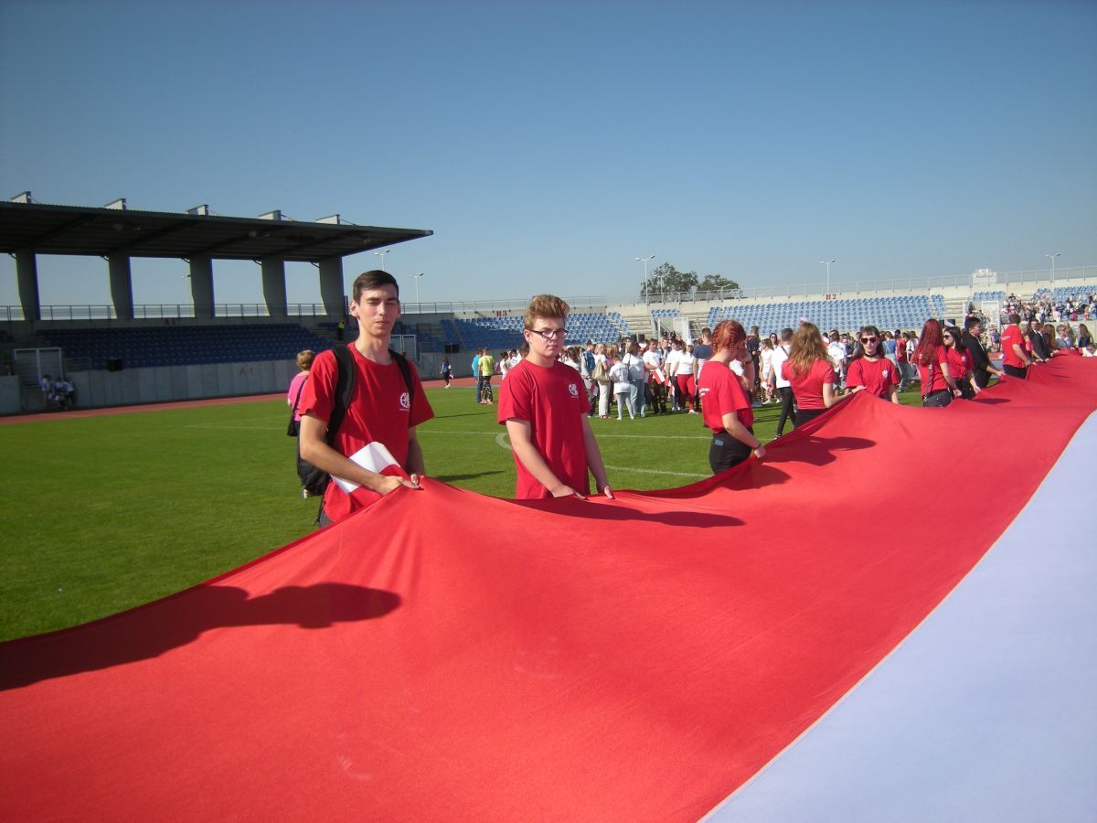 Bicie rekordu w ilości osób jednocześnie machających flagą Polski